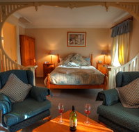 Honeysuckle Cottages and The Rocks Restaurant - Accommodation Yamba