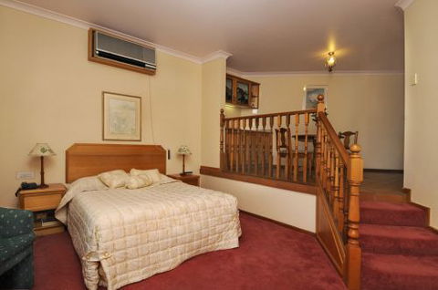 McNevins Warwick Motel & Gunyah Restaurant - Accommodation Yamba 1