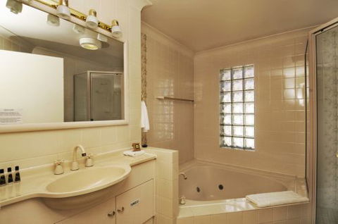 McNevins Warwick Motel & Gunyah Restaurant - Accommodation Yamba 2