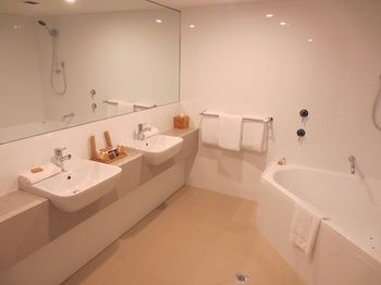 Dingley International Hotel - Accommodation Yamba 8