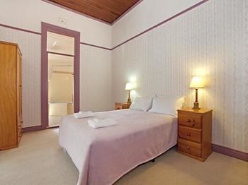 The Victoria & Albert Guesthouse - Accommodation Yamba 4