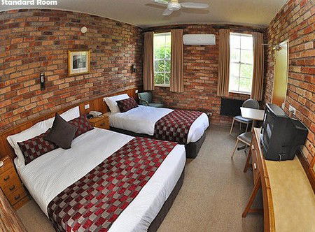 Log Cabin - Accommodation Yamba 0
