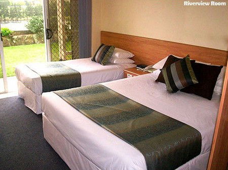 Log Cabin - Accommodation Yamba 2