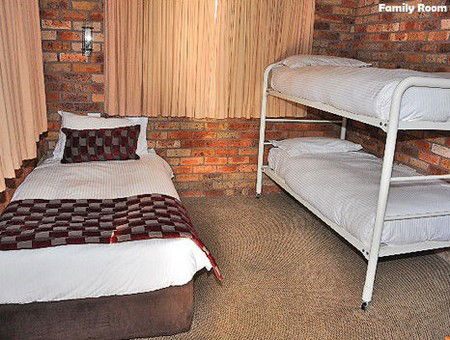 Log Cabin - Accommodation Yamba 3