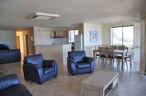 Cliff House Beachfront Villas - Accommodation Yamba 4