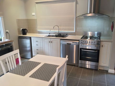 High Peaks Cottages - Accommodation Yamba 2