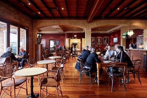 The Settlement Hotel - Accommodation Yamba 2