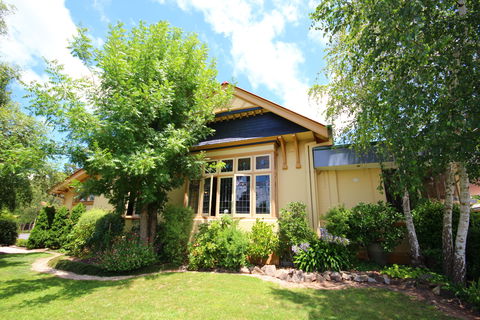 Cotswold Gardens Armidale - Accommodation Yamba 0