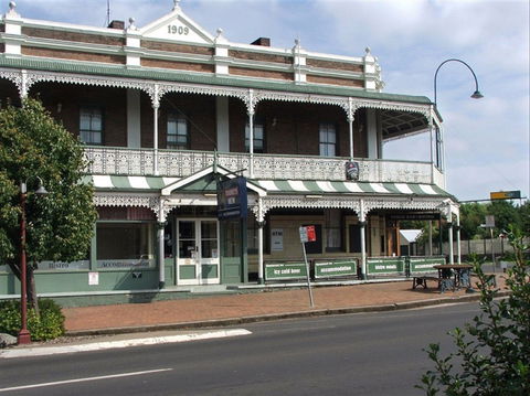 Thunderbolt Inn (aka The Bottom Pub!) - Accommodation Yamba 0