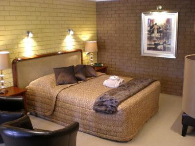 Estelle Kramer Motor Inn - Accommodation Yamba 0