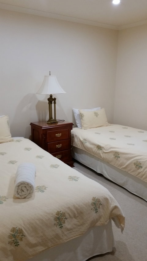 Carolynnes Cottages - Blue Wren Cottage - Accommodation Yamba 1