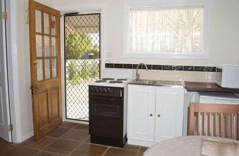 Almond Tree Cottage - Accommodation Yamba 2