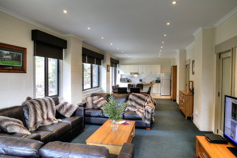 Cedarwood Apartments - Accommodation Yamba 0
