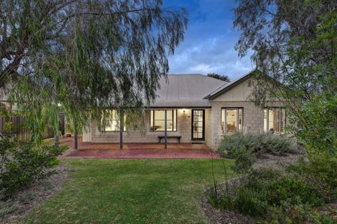 Cottage Retreat/Shady Cottage - Accommodation Yamba 0