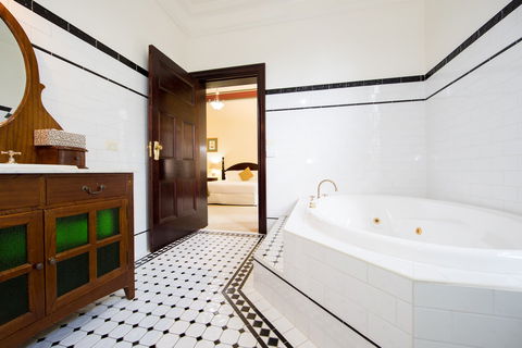 Petersons Guesthouse And Winery - Accommodation Yamba 1