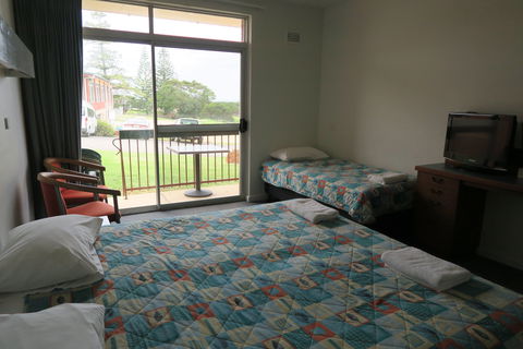 Tathra Hotel - Motel - Accommodation Yamba 2