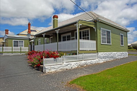 Abbey's 'The Green House' - Accommodation Yamba 0