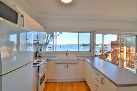 Lakefront Simplicity - Accommodation Yamba 1