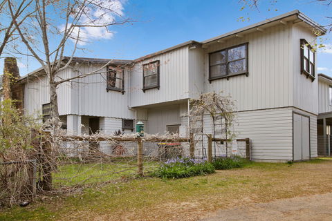Le Chateau - Accommodation Yamba 0