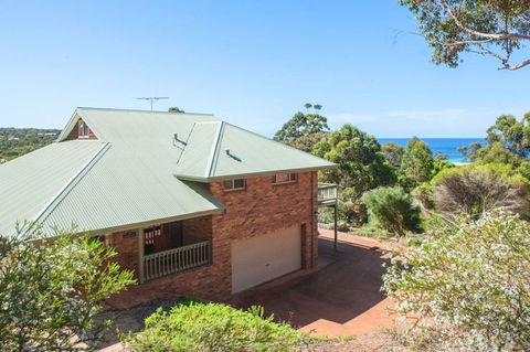 Ocean House - Accommodation Yamba 0