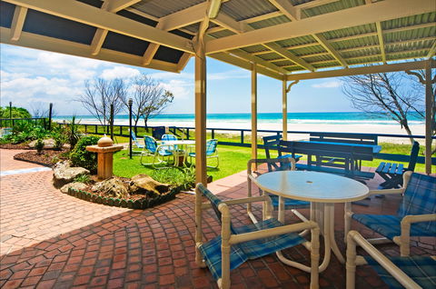 Pelican Sands Beach Resort - Accommodation Yamba 2