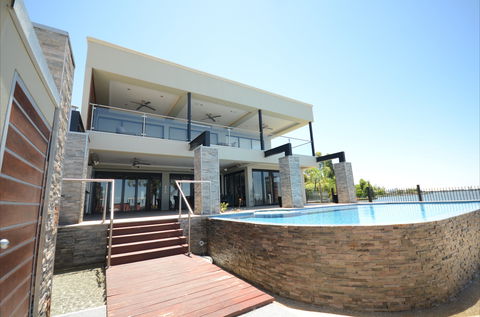 Waterfront Holiday Houses - Accommodation Yamba 2