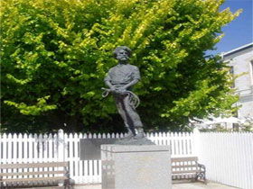 Alexander Cameron Statue - Accommodation Yamba 0