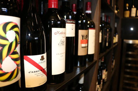 V -wall Tavern Blue Water Brasserie - Accommodation Yamba 2