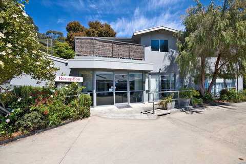 Lorne Bay View Motel - Accommodation Yamba 0
