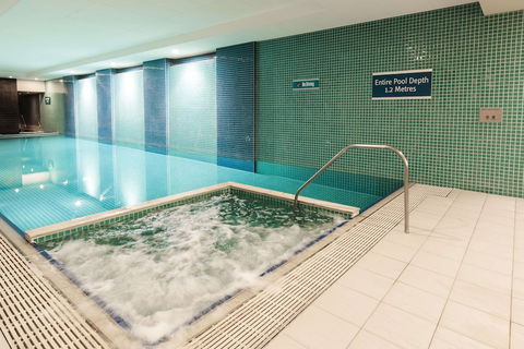 Oaks Glenelg Plaza Pier Suites - Accommodation Yamba 2