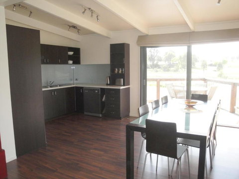 Off Mountain Accommodation - Accommodation Yamba 5