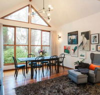 Artist on Everest - Accommodation Yamba