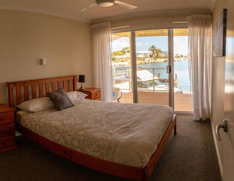 Waterside Canal Dreams - Accommodation Yamba 3