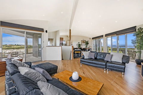 HEARNS BEACH HOUSE - Accommodation Yamba 1