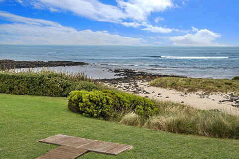 HEARNS BEACH HOUSE - Accommodation Yamba 2