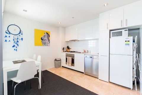 ALLINDA, 1BDR Melbourne Apartment - Accommodation Yamba 1
