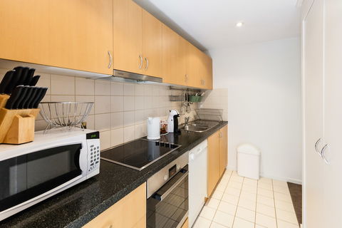 NAOMI, 2BDR South Melbourne Apartment - Accommodation Yamba 4