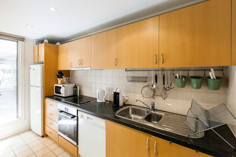 NAOMI, 2BDR South Melbourne Apartment - Accommodation Yamba 3
