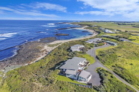 HEARNS BEACHSIDE VILLA 1 - Accommodation Yamba 0