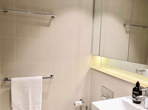Pride Docklands Waterfront Apartment City View - Accommodation Yamba 4
