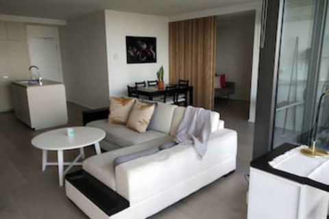 Stylish Apartment With Harbour Views - Accommodation Yamba 0