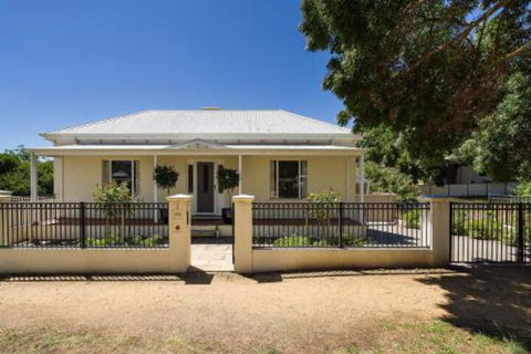 Berkeley Street Townhouse - Accommodation Yamba 0