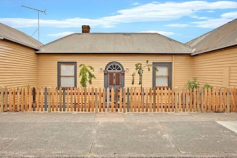 Robinson Cottage - Accommodation Yamba 0