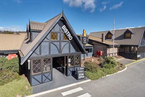 Olde Tudor Hotel - Accommodation Yamba 1
