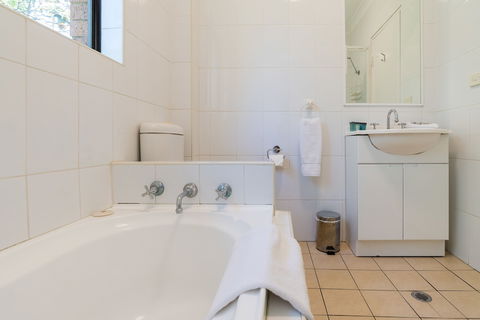 Eastwood Furnished Apartments - Accommodation Yamba 2