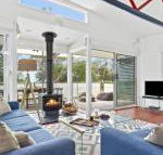 The Boathouse comfortable beachfront home - Accommodation Yamba