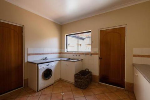 Maidstone Executive Residence - Accommodation Yamba 7