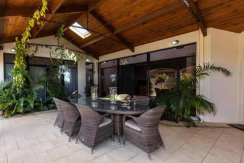 Maidstone Executive Residence - Accommodation Yamba 0
