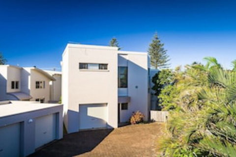 Ocean Waves - Accommodation Yamba 0