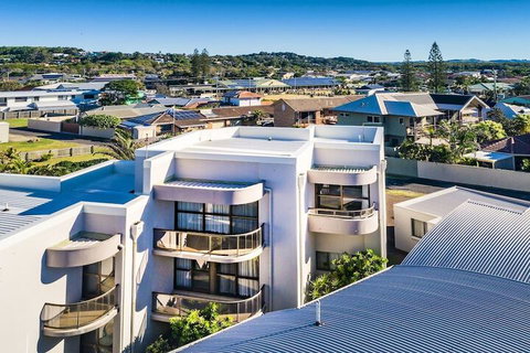 Ocean Waves - Accommodation Yamba 2